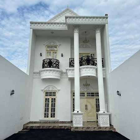 Villa Rumah Putih Jogja 日惹 外观 照片