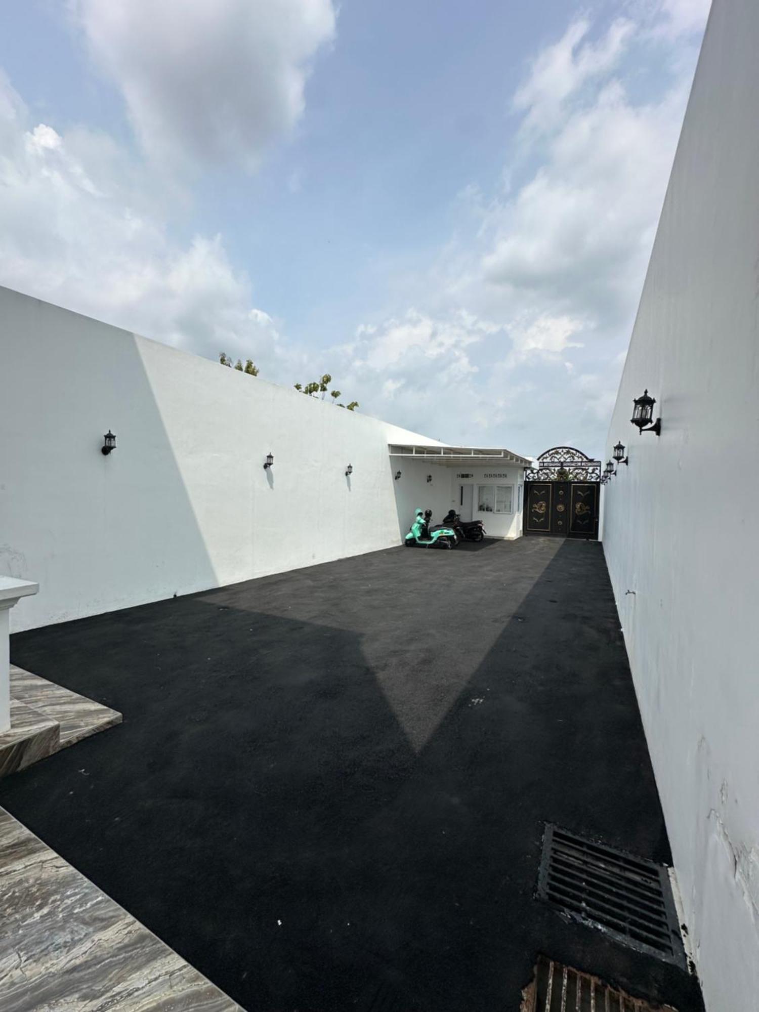 Villa Rumah Putih Jogja 日惹 外观 照片