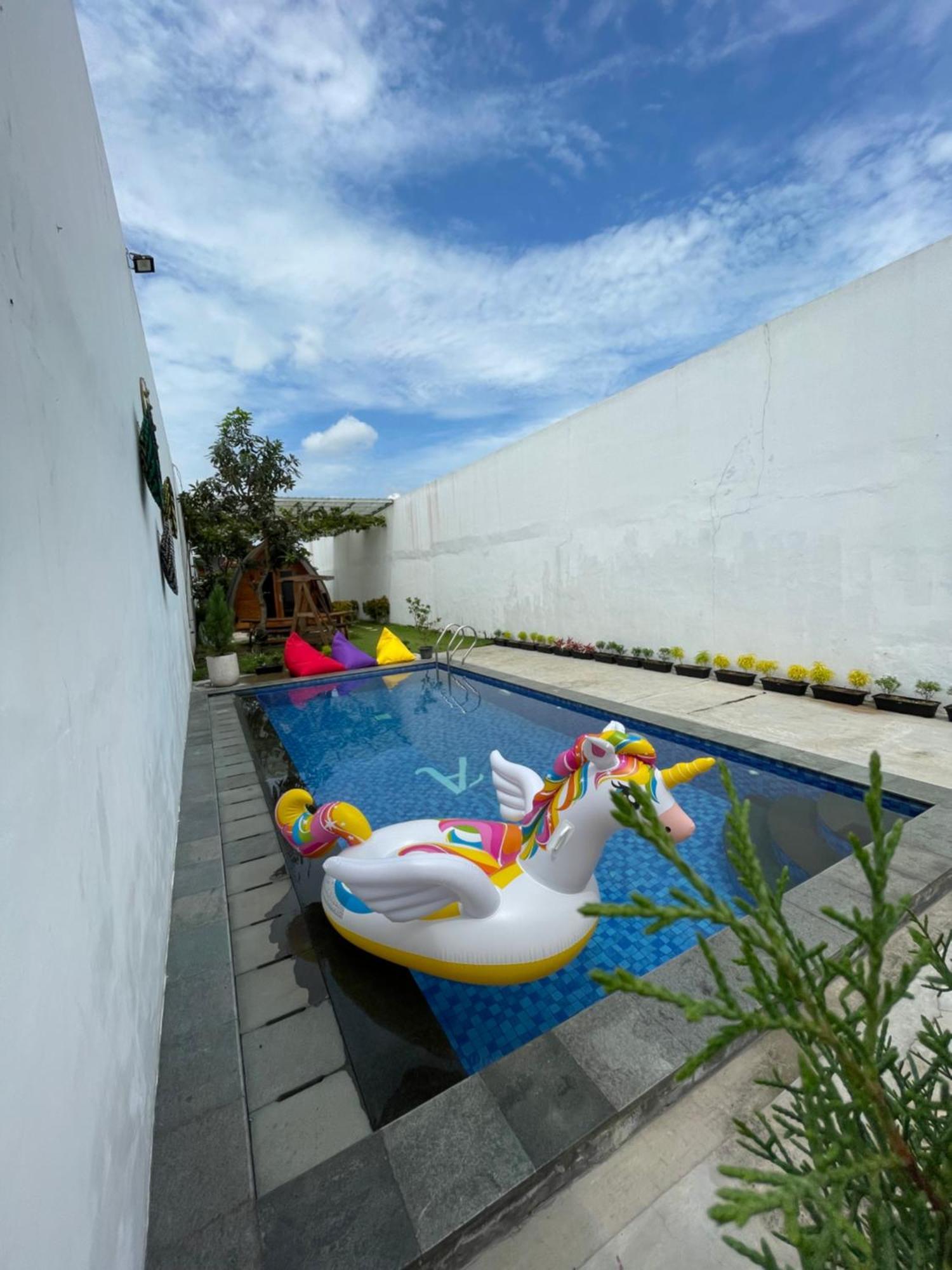 Villa Rumah Putih Jogja 日惹 外观 照片