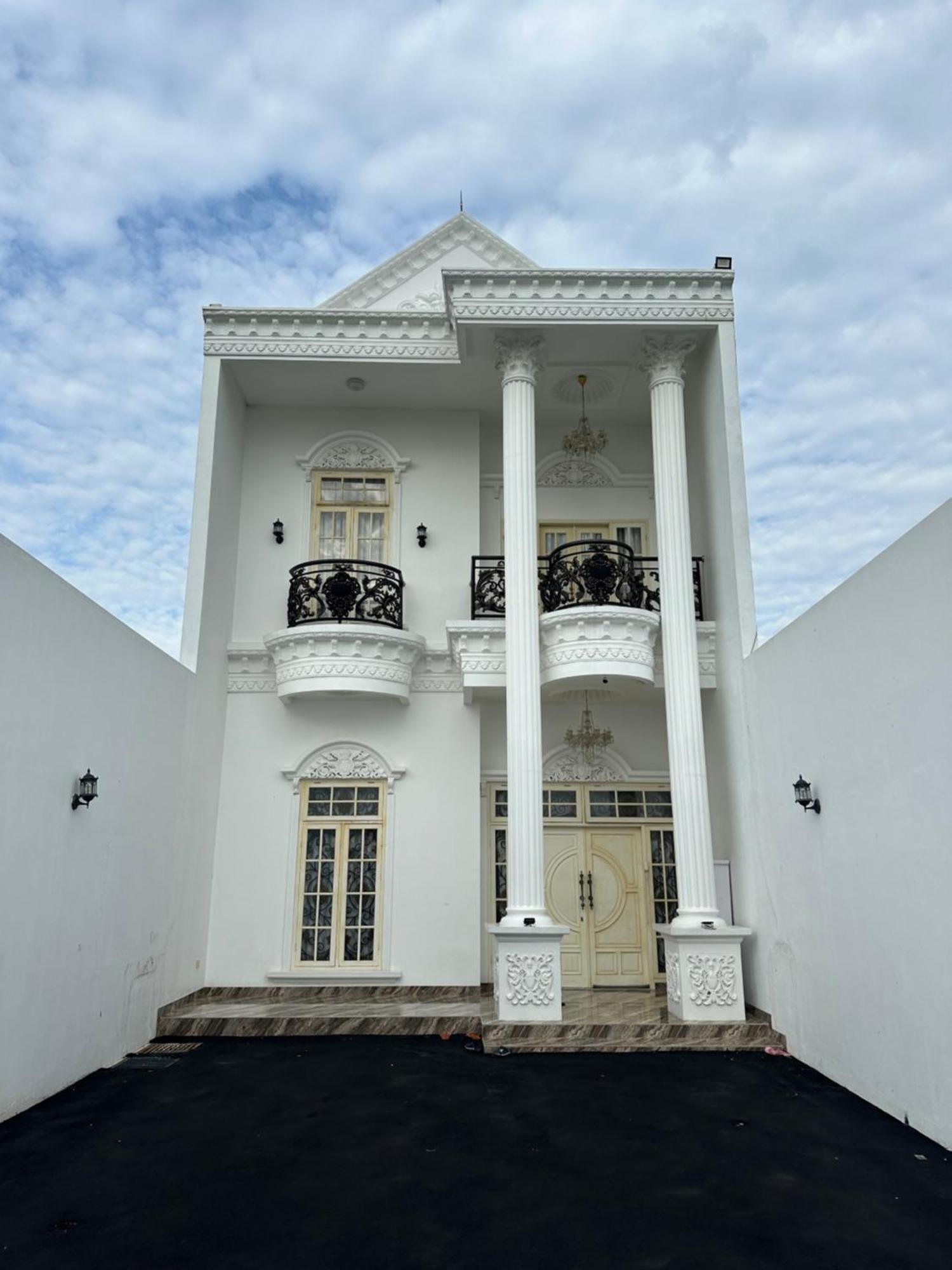 Villa Rumah Putih Jogja 日惹 外观 照片